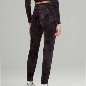 Lululemon Ready to Crush High-Rise Velour Jogger 2 pants size
Interstellar Dark